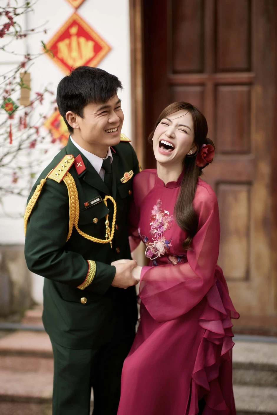 Đại uý Thăng Văn Cương đưa Hoà Minzy đi ra mắt bạn bè, còn ôm eo tình tứ quá đây này! Đại uý Thăng Văn Cương đưa Hoà Minzy đi ra mắt bạn bè, còn ôm eo tình tứ quá đây này!