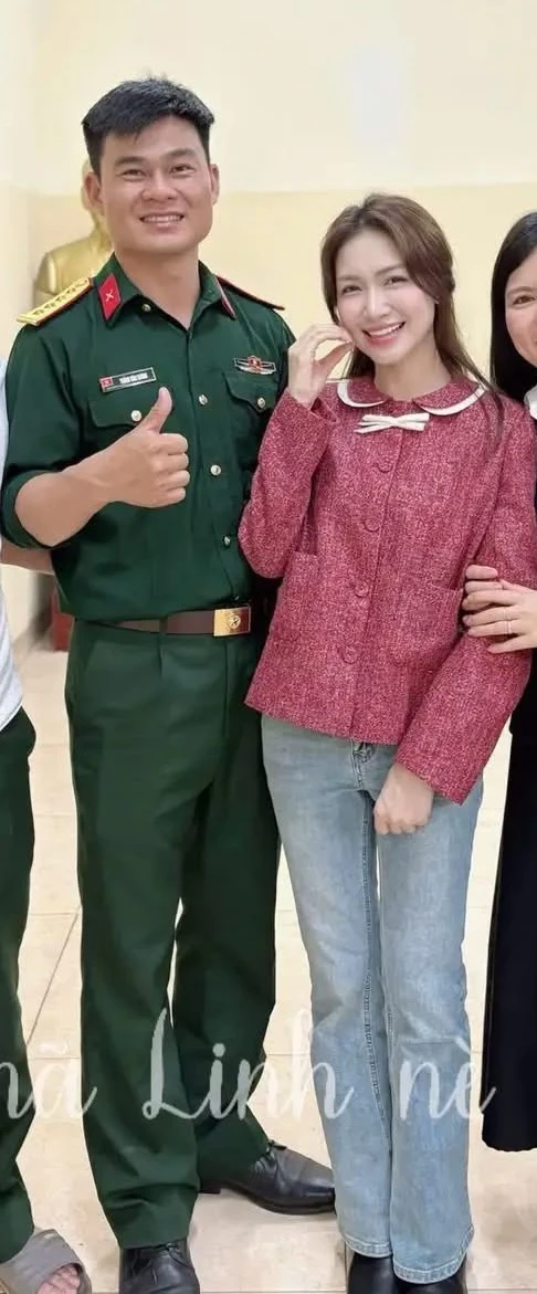 Đại uý Thăng Văn Cương đưa Hoà Minzy đi ra mắt bạn bè, còn ôm eo tình tứ quá đây này! Đại uý Thăng Văn Cương đưa Hoà Minzy đi ra mắt bạn bè, còn ôm eo tình tứ quá đây này!