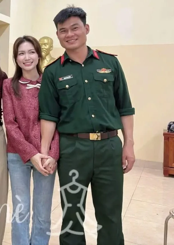 Đại uý Thăng Văn Cương đưa Hoà Minzy đi ra mắt bạn bè, còn ôm eo tình tứ quá đây này! Đại uý Thăng Văn Cương đưa Hoà Minzy đi ra mắt bạn bè, còn ôm eo tình tứ quá đây này!