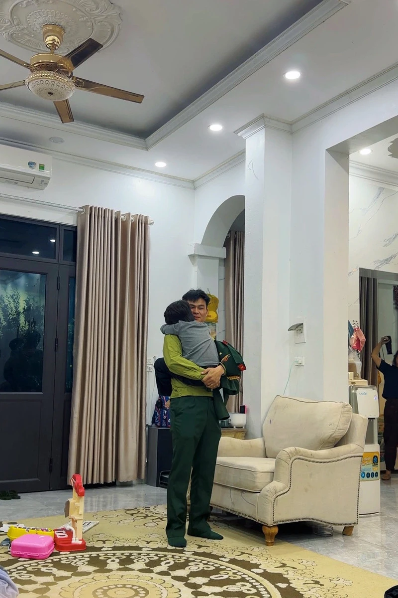 Đại úy Thăng Văn Cương viết về Hòa Minzy: 'Anh yêu em, vợ ơi' Đại úy Thăng Văn Cương viết về Hòa Minzy: 'Anh yêu em, vợ ơi'
