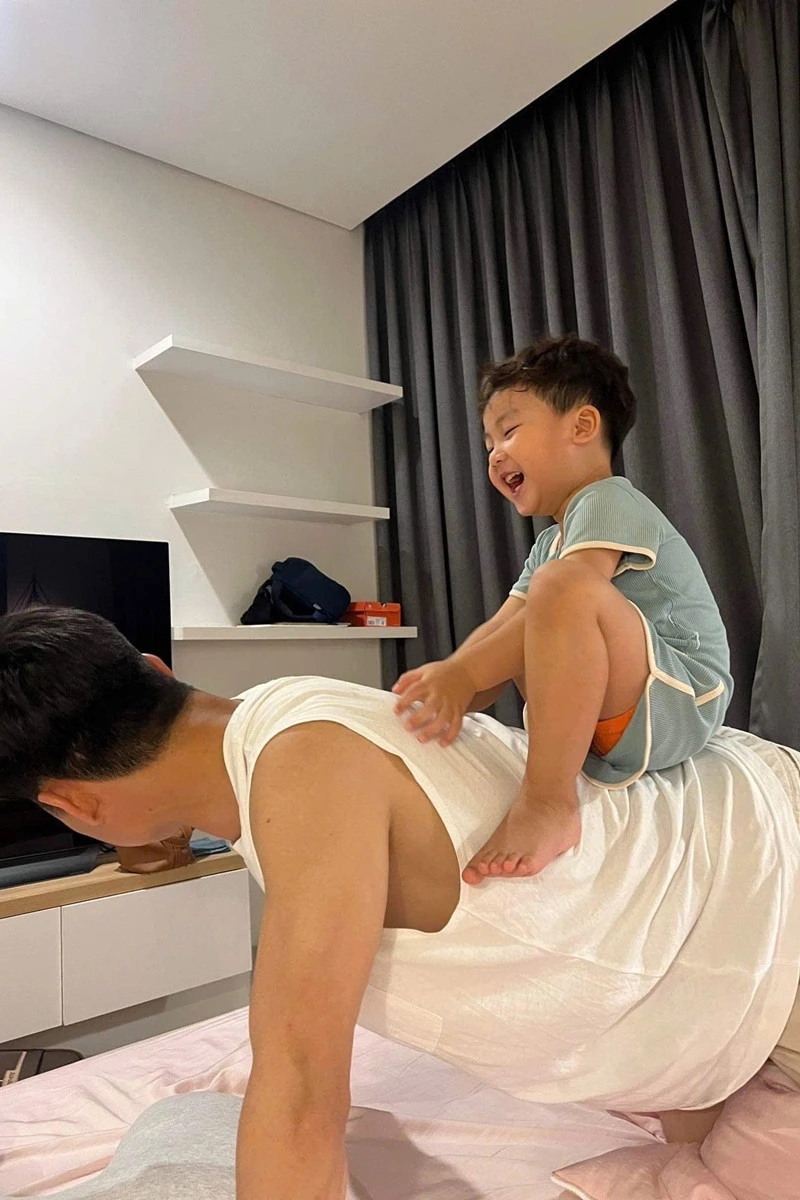 Đại úy Thăng Văn Cương viết về Hòa Minzy: 'Anh yêu em, vợ ơi' Đại úy Thăng Văn Cương viết về Hòa Minzy: 'Anh yêu em, vợ ơi'