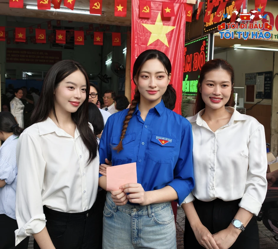 Dàn nghệ sĩ Việt tự hào, rạng rỡ đi bầu cử sáng nay! Dàn nghệ sĩ Việt tự hào, rạng rỡ đi bầu cử sáng nay!