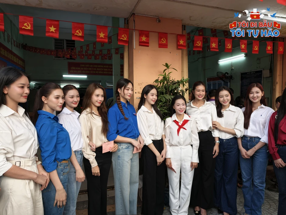 Dàn nghệ sĩ Việt tự hào, rạng rỡ đi bầu cử sáng nay! Dàn nghệ sĩ Việt tự hào, rạng rỡ đi bầu cử sáng nay!
