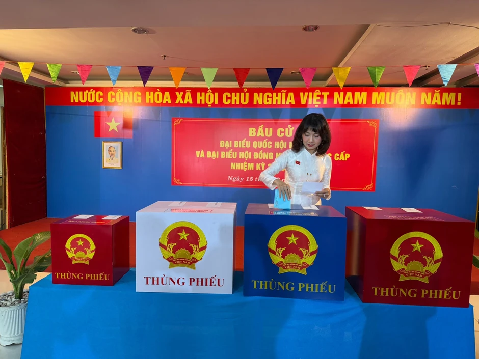 Dàn nghệ sĩ Việt tự hào, rạng rỡ đi bầu cử sáng nay! Dàn nghệ sĩ Việt tự hào, rạng rỡ đi bầu cử sáng nay!