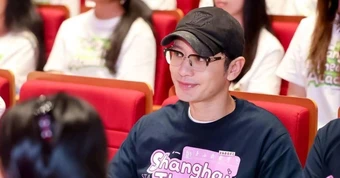 Diễn viên Huỳnh Hiểu Minh được sinh viên vây kín ngày nhập học tiến sĩ