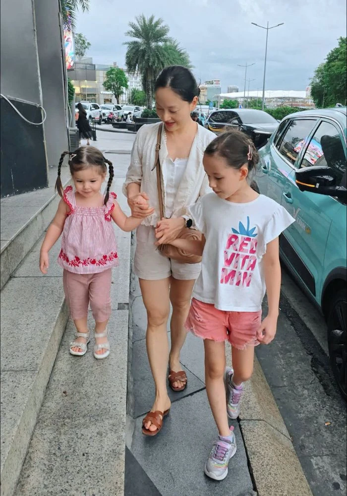 Diễn viên Lan Phương lạc quan sau đổ vỡ chồng Tây, làm mẹ đơn thân nuôi 2 con Diễn viên Lan Phương lạc quan sau đổ vỡ chồng Tây, làm mẹ đơn thân nuôi 2 con