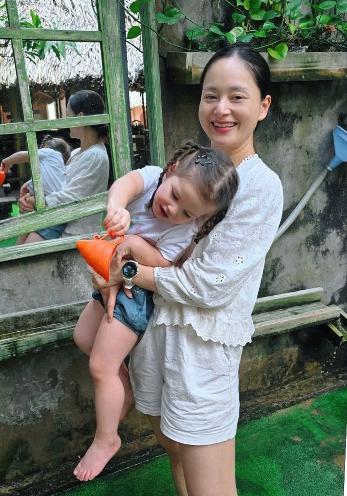 Diễn viên Lan Phương lạc quan sau đổ vỡ chồng Tây, làm mẹ đơn thân nuôi 2 con Diễn viên Lan Phương lạc quan sau đổ vỡ chồng Tây, làm mẹ đơn thân nuôi 2 con