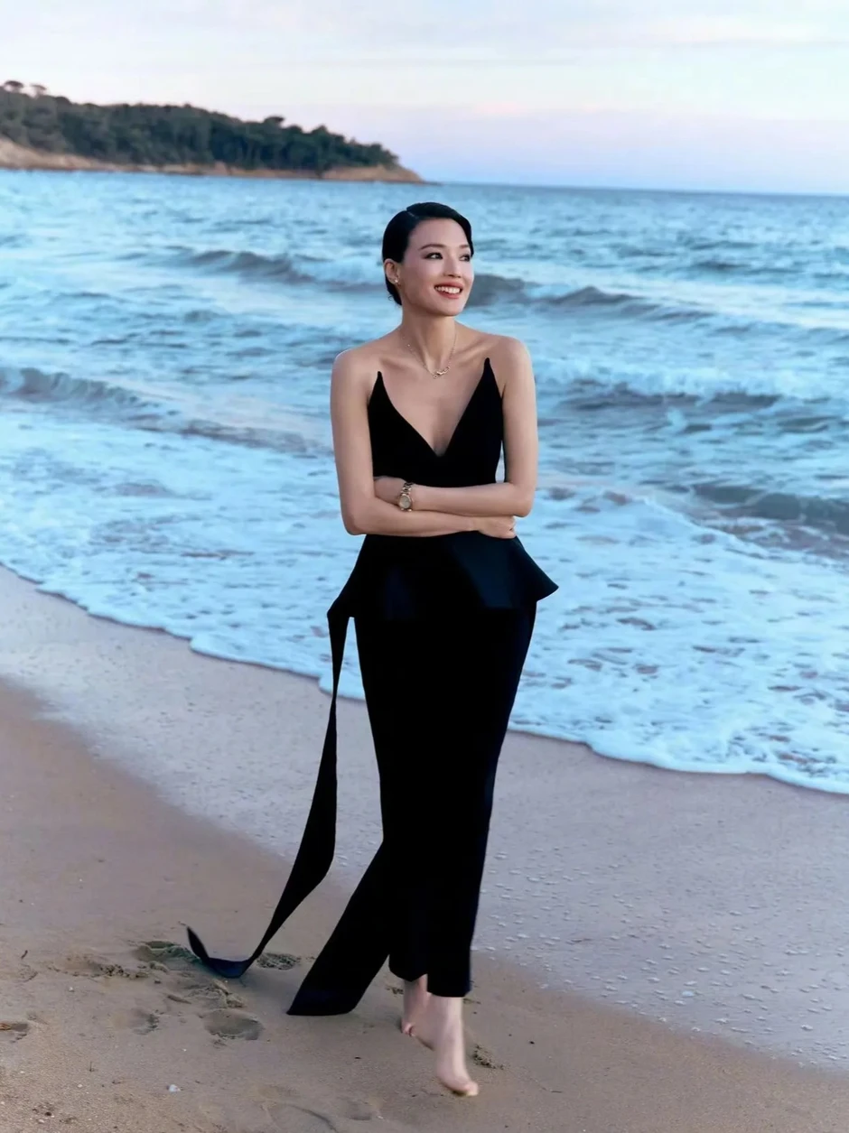 Diễn viên Thư Kỳ gợi cảm tuổi 50 trong trang phục xẻ sâu táo bạo Diễn viên Thư Kỳ gợi cảm tuổi 50 trong trang phục xẻ sâu táo bạo