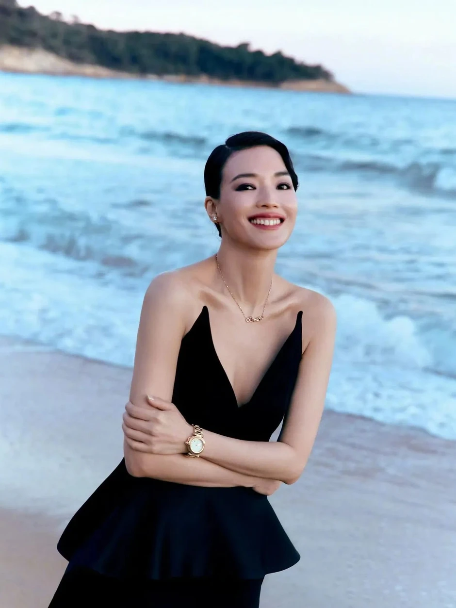 Diễn viên Thư Kỳ gợi cảm tuổi 50 trong trang phục xẻ sâu táo bạo Diễn viên Thư Kỳ gợi cảm tuổi 50 trong trang phục xẻ sâu táo bạo