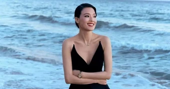 Diễn viên Thư Kỳ gợi cảm tuổi 50 trong trang phục xẻ sâu táo bạo