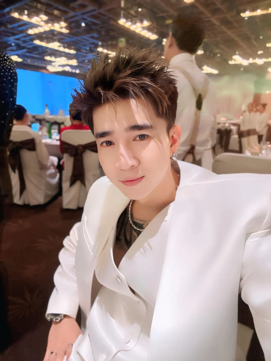 Fanpage Chi Dân bất ngờ đăng bài mới, tiết lộ tình hình nam ca sĩ