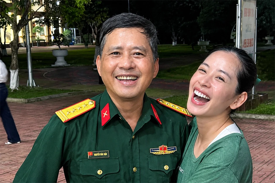 Gia thế bất ngờ của 5 sao Việt: Chi Pu có 3 người thân mang quân hàm đại tá Gia thế bất ngờ của 5 sao Việt: Chi Pu có 3 người thân mang quân hàm đại tá