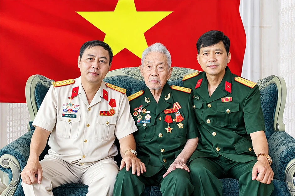 Gia thế bất ngờ của 5 sao Việt: Chi Pu có 3 người thân mang quân hàm đại tá Gia thế bất ngờ của 5 sao Việt: Chi Pu có 3 người thân mang quân hàm đại tá