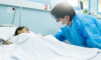 Hà Anh Tuấn hỗ trợ chi phí cho bé gái hai tuổi ghép gan