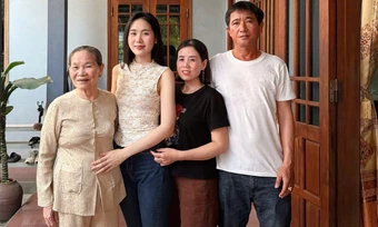 Hai á hậu Miss World Vietnam về quê