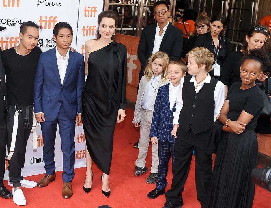 Hai con út của Angelina Jolie đón tuổi 18 Hai con út của Angelina Jolie đón tuổi 18