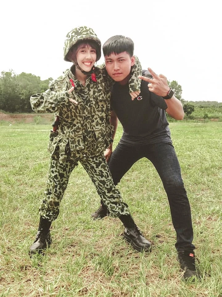 Hậu Hoàng xinh xắn tại đám cưới Mũi trưởng Long Hậu Hoàng xinh xắn tại đám cưới Mũi trưởng Long