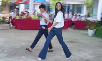 H'Hen Niê catwalk cùng nam sinh ở sân trường