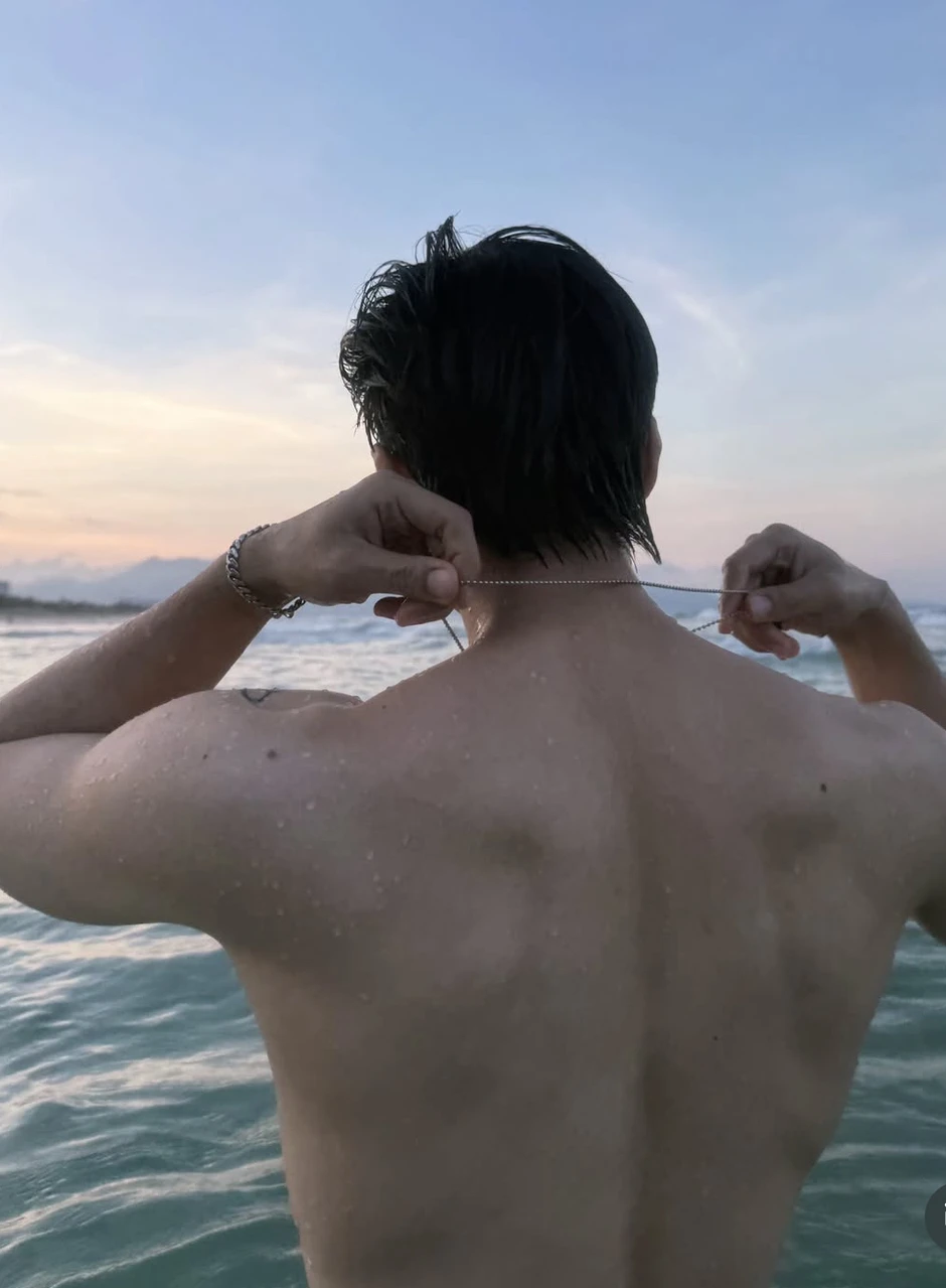 HIEUTHUHAI cởi áo khoe lưng trần giữa biển, bạn gái liền có phản ứng HIEUTHUHAI cởi áo khoe lưng trần giữa biển, bạn gái liền có phản ứng