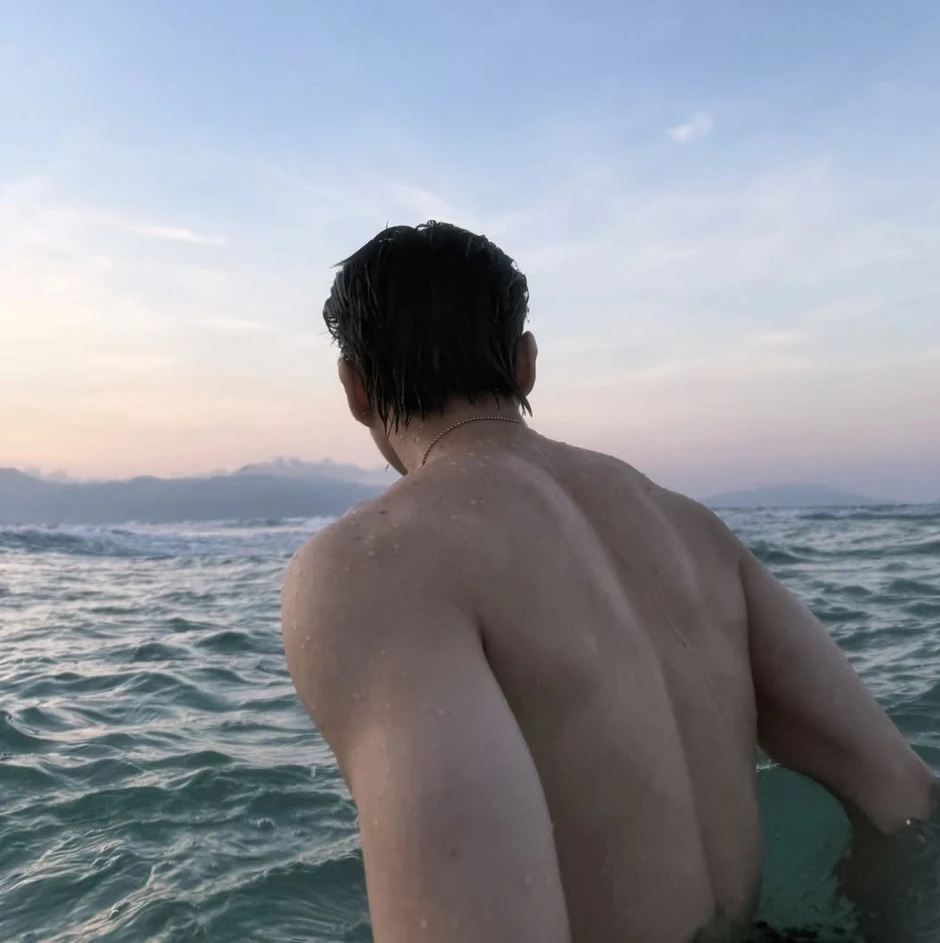 HIEUTHUHAI cởi áo khoe lưng trần giữa biển, bạn gái liền có phản ứng HIEUTHUHAI cởi áo khoe lưng trần giữa biển, bạn gái liền có phản ứng