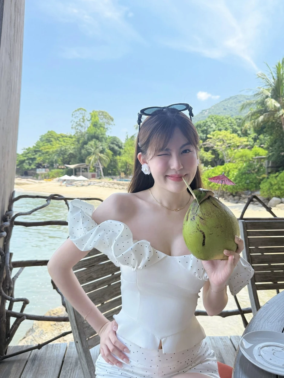 HIEUTHUHAI cởi áo khoe lưng trần giữa biển, bạn gái liền có phản ứng HIEUTHUHAI cởi áo khoe lưng trần giữa biển, bạn gái liền có phản ứng