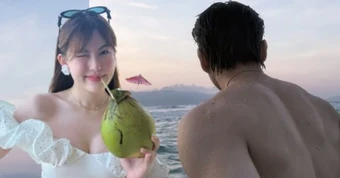 HIEUTHUHAI cởi áo khoe lưng trần giữa biển, bạn gái liền có phản ứng