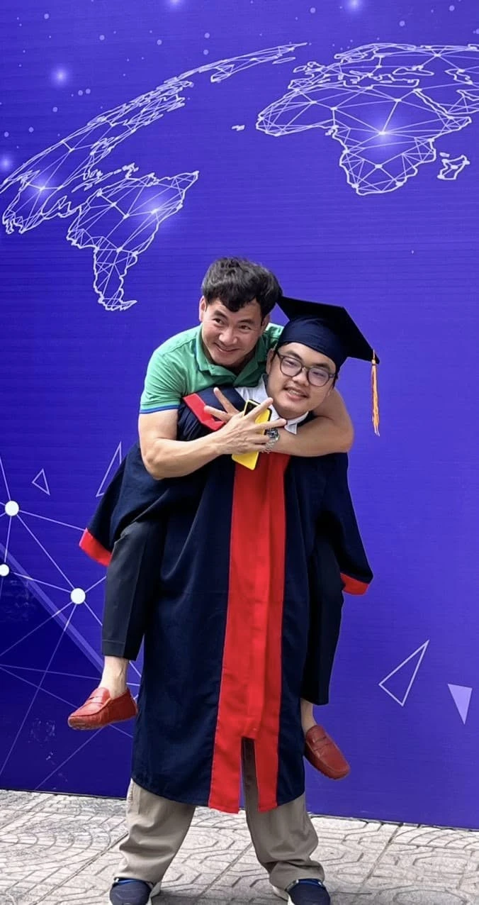 HIEUTHUHAI làm lộ bí mật của con trai NSND Xuân Bắc: "Anh đăng thế này ba mẹ em xem có sao không?" HIEUTHUHAI làm lộ bí mật của con trai NSND Xuân Bắc: "Anh đăng thế này ba mẹ em xem có sao không?"