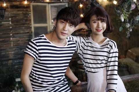 Hình ảnh phản chiếu trong gương vô tình để lộ chuyện B Trần đang hẹn hò cô gái nóng bỏng? Hình ảnh phản chiếu trong gương vô tình để lộ chuyện B Trần đang hẹn hò cô gái nóng bỏng?