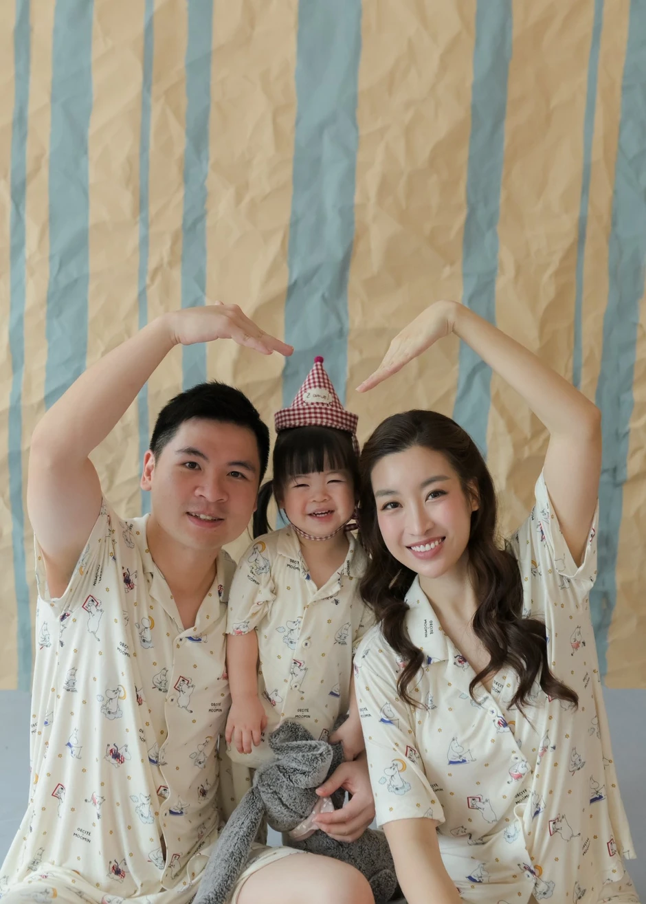Hoa hậu Đỗ Mỹ Linh bị "team qua đường" bắt gặp khi bầu lần 2 Hoa hậu Đỗ Mỹ Linh bị "team qua đường" bắt gặp khi bầu lần 2