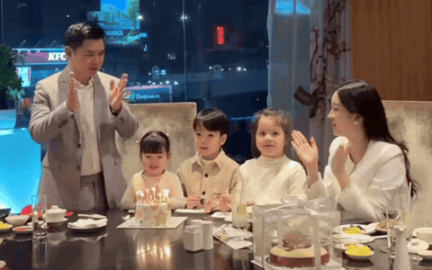Hoa hậu Đỗ Mỹ Linh bị "team qua đường" bắt gặp khi bầu lần 2 Hoa hậu Đỗ Mỹ Linh bị "team qua đường" bắt gặp khi bầu lần 2