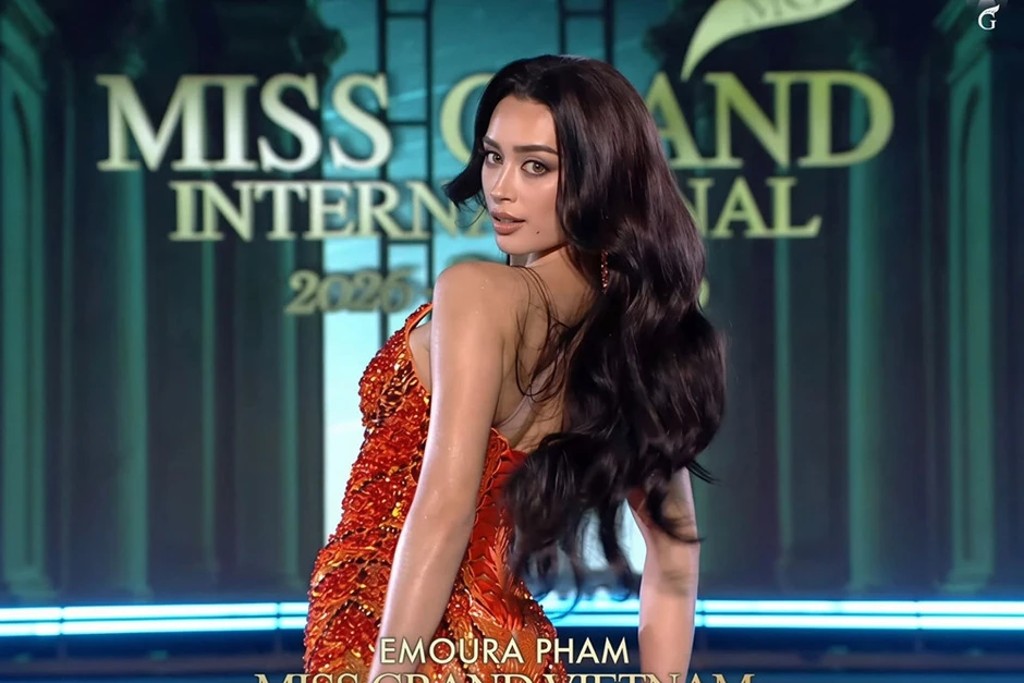 Hoa hậu Emoura Phạm bị vấp, bật tung vương miện tại Miss Grand International Hoa hậu Emoura Phạm bị vấp, bật tung vương miện tại Miss Grand International