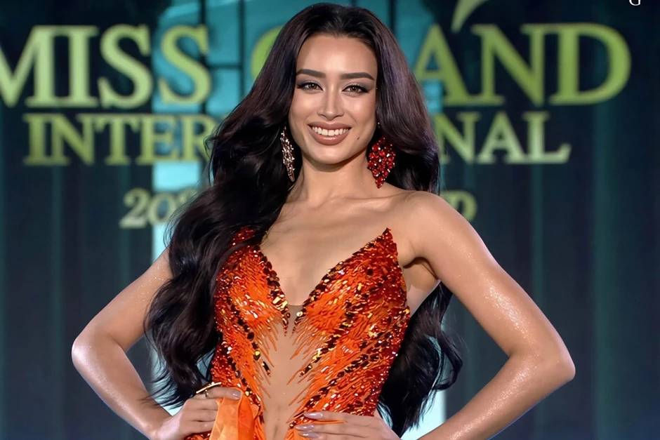 Hoa hậu Emoura Phạm bị vấp, bật tung vương miện tại Miss Grand International Hoa hậu Emoura Phạm bị vấp, bật tung vương miện tại Miss Grand International