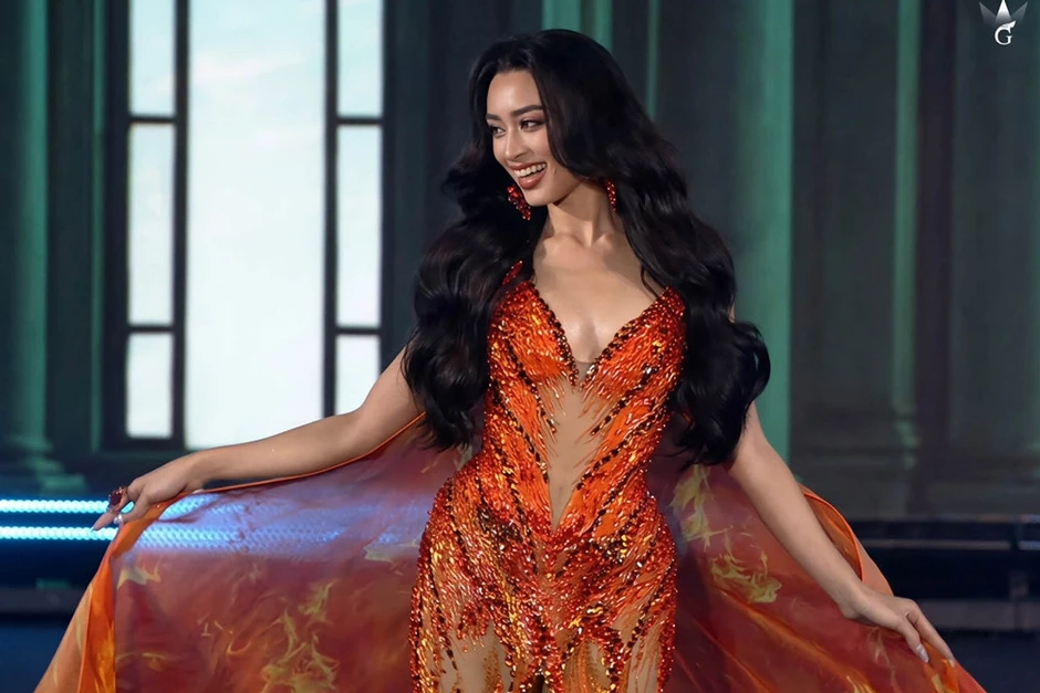 Hoa hậu Emoura Phạm bị vấp, bật tung vương miện tại Miss Grand International Hoa hậu Emoura Phạm bị vấp, bật tung vương miện tại Miss Grand International