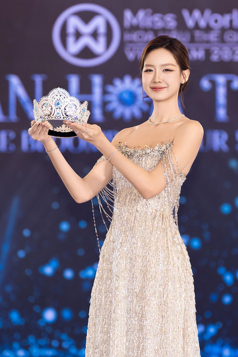 Hoa hậu Lê Nguyễn Bảo Ngọc xinh đẹp bên chiếc vương miện đính 3.368 viên đá quý Hoa hậu Lê Nguyễn Bảo Ngọc xinh đẹp bên chiếc vương miện đính 3.368 viên đá quý