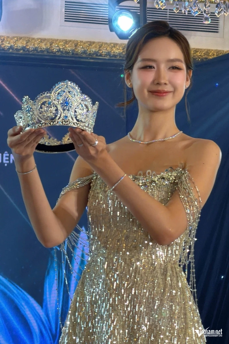 Hoa hậu Lê Nguyễn Bảo Ngọc xinh đẹp bên chiếc vương miện đính 3.368 viên đá quý Hoa hậu Lê Nguyễn Bảo Ngọc xinh đẹp bên chiếc vương miện đính 3.368 viên đá quý