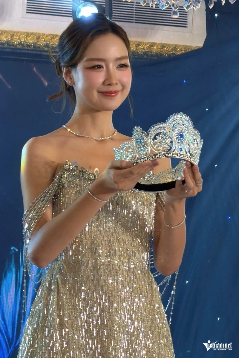 Hoa hậu Lê Nguyễn Bảo Ngọc xinh đẹp bên chiếc vương miện đính 3.368 viên đá quý Hoa hậu Lê Nguyễn Bảo Ngọc xinh đẹp bên chiếc vương miện đính 3.368 viên đá quý