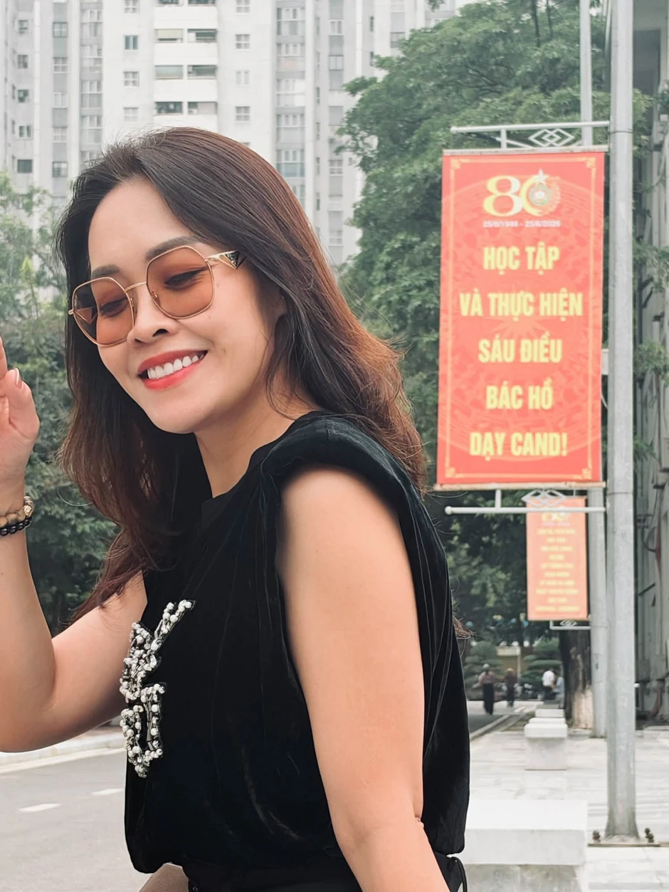 Hoa hậu Mai Phương Thúy giản dị ra phố, ca sĩ Mỹ Tâm ẩn ý Hoa hậu Mai Phương Thúy giản dị ra phố, ca sĩ Mỹ Tâm ẩn ý