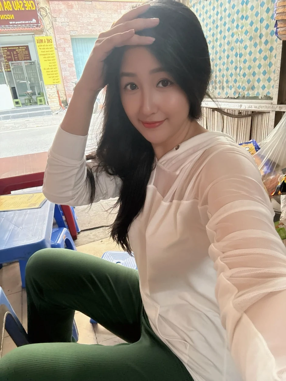 Hoa hậu Mai Phương Thúy giản dị ra phố, ca sĩ Mỹ Tâm ẩn ý Hoa hậu Mai Phương Thúy giản dị ra phố, ca sĩ Mỹ Tâm ẩn ý