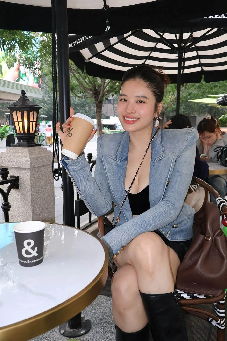 Hoa hậu Mai Phương Thúy giản dị ra phố, ca sĩ Mỹ Tâm ẩn ý Hoa hậu Mai Phương Thúy giản dị ra phố, ca sĩ Mỹ Tâm ẩn ý