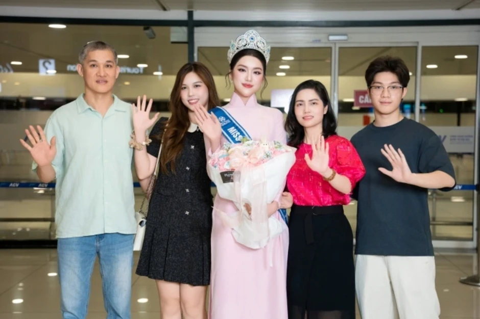 Hoa hậu Phan Phương Oanh về nhà sau một tháng đăng quang Hoa hậu Phan Phương Oanh về nhà sau một tháng đăng quang