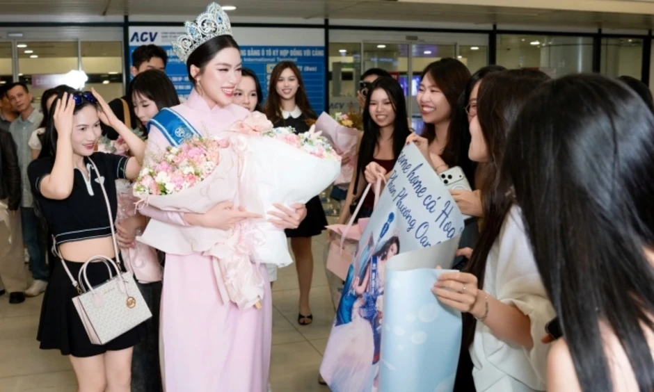 Hoa hậu Phan Phương Oanh về nhà sau một tháng đăng quang Hoa hậu Phan Phương Oanh về nhà sau một tháng đăng quang