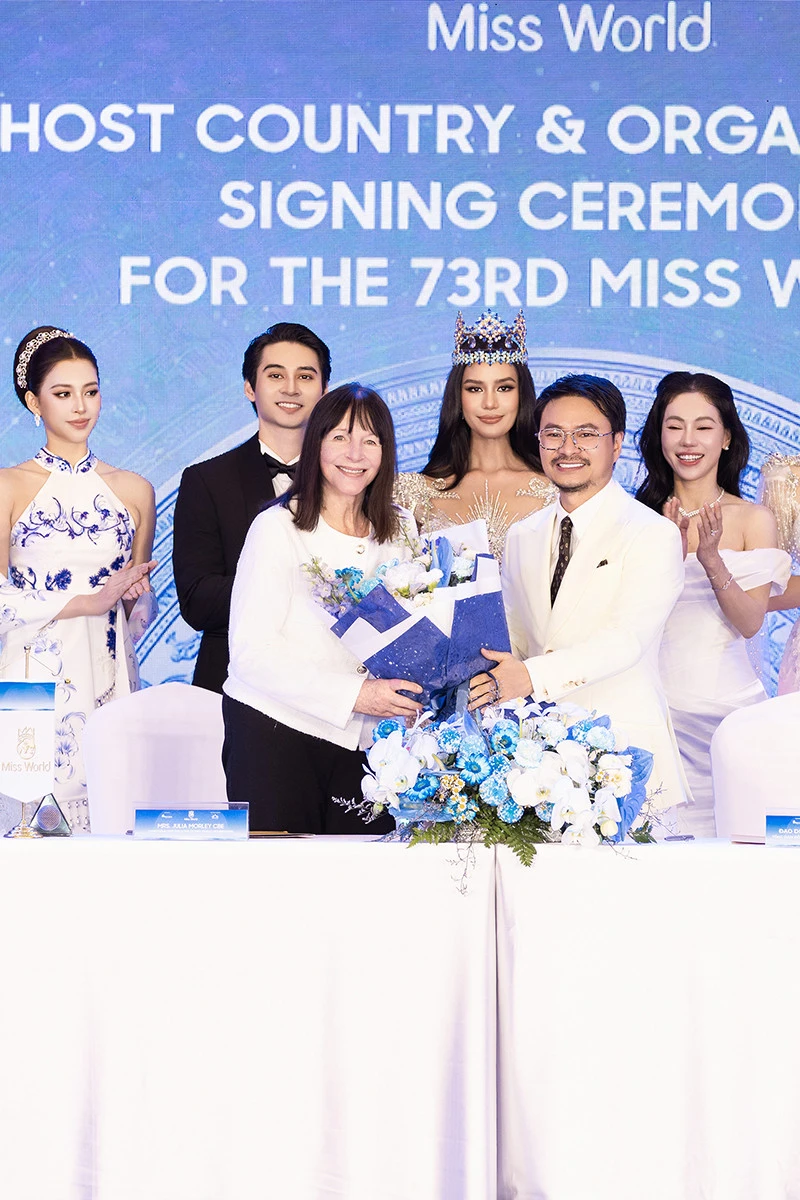 Hoa hậu Phương Oanh chăm sóc cho nữ CEO 87 tuổi, Tiểu Vy lặng lẽ đứng nhìn Hoa hậu Phương Oanh chăm sóc cho nữ CEO 87 tuổi, Tiểu Vy lặng lẽ đứng nhìn