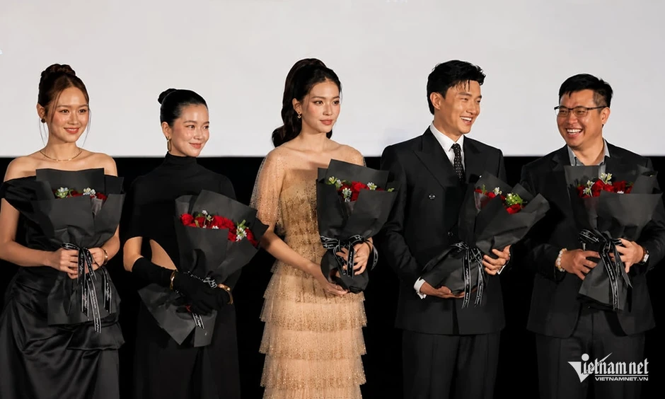Hoa hậu Tiểu Vy sợ bị gọi ‘bình hoa di động’, tự tin cảnh nóng với Quốc Trường Hoa hậu Tiểu Vy sợ bị gọi ‘bình hoa di động’, tự tin cảnh nóng với Quốc Trường