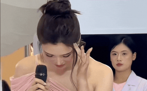 Hoa hậu Tiểu Vy vướng tranh cãi: Được mời dự sự kiện nhãn hàng nhưng quên tên sản phẩm, phải cầu cứu Thiều Bảo Trâm Hoa hậu Tiểu Vy vướng tranh cãi: Được mời dự sự kiện nhãn hàng nhưng quên tên sản phẩm, phải cầu cứu Thiều Bảo Trâm