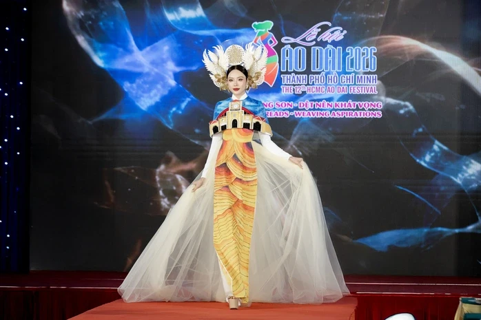Hoa hậu Tô Diệp Hà ấn tượng với áo dài "chợ Bến Thành" Hoa hậu Tô Diệp Hà ấn tượng với áo dài "chợ Bến Thành"