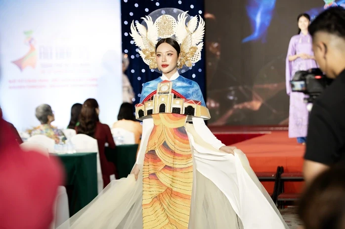 Hoa hậu Tô Diệp Hà ấn tượng với áo dài "chợ Bến Thành" Hoa hậu Tô Diệp Hà ấn tượng với áo dài "chợ Bến Thành"