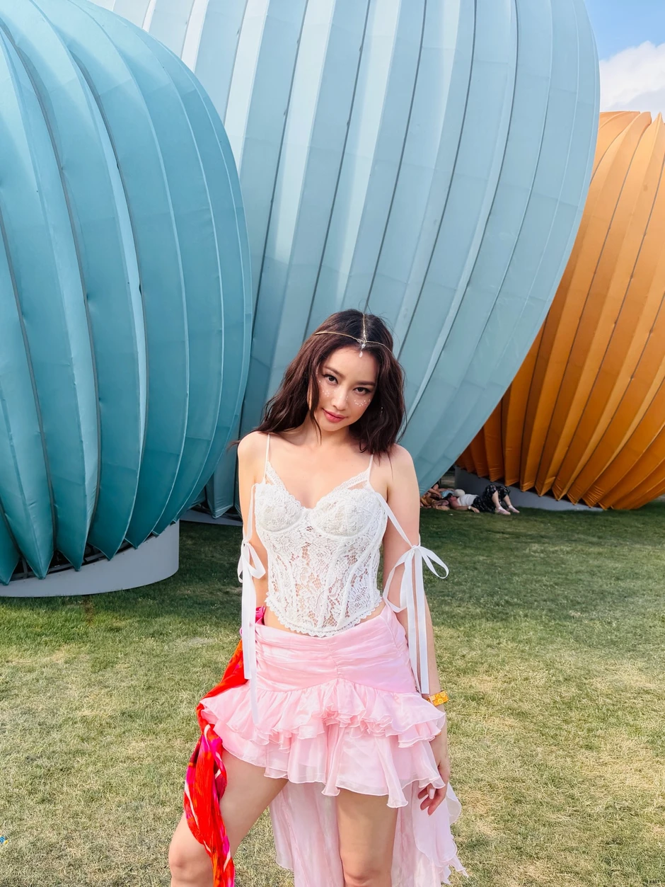 Hoa hậu Việt xuất hiện gợi cảm tại Coachella 2026: Từng lọt top 100 gương mặt đẹp nhất thế giới, nhan sắc hiện tại ra sao? Hoa hậu Việt xuất hiện gợi cảm tại Coachella 2026: Từng lọt top 100 gương mặt đẹp nhất thế giới, nhan sắc hiện tại ra sao?