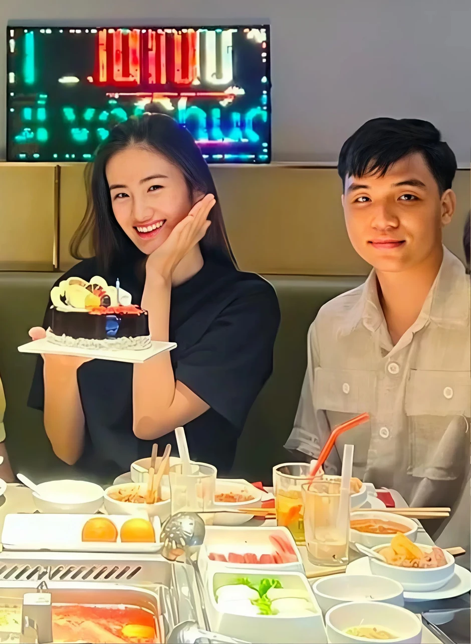 Hoa hậu Ý Nhi đã được bạn trai yêu 9 năm cầu hôn, chuẩn bị đám cưới? Hoa hậu Ý Nhi đã được bạn trai yêu 9 năm cầu hôn, chuẩn bị đám cưới?