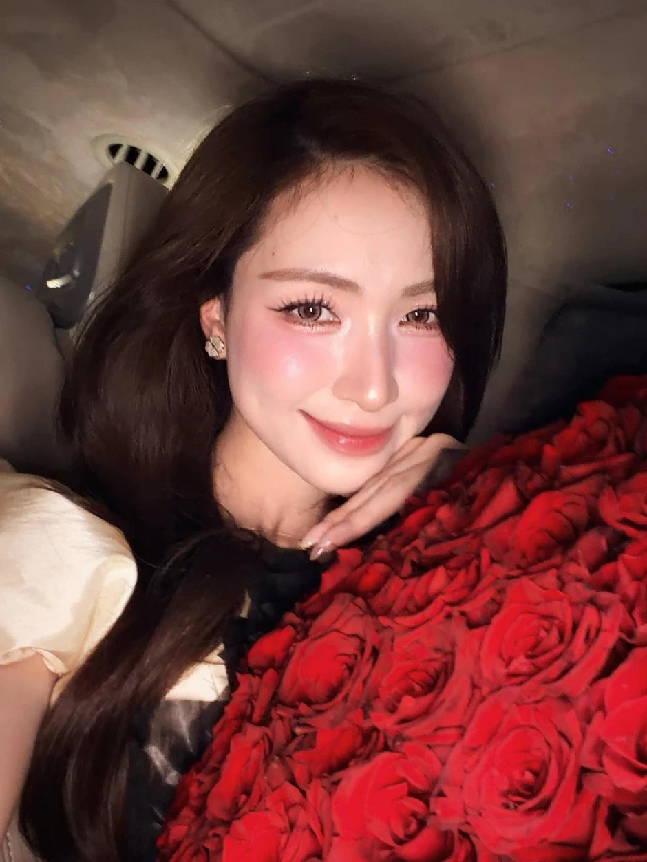 Hòa Minzy lên tiếng về hình ảnh bé gái xuất hiện trong bức ảnh chụp vội