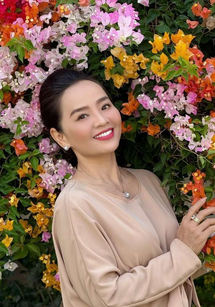 Hoài An 'Người đẹp Tây Đô' tuổi 52 nặng gánh, chưa yêu dù nhiều người theo đuổi Hoài An 'Người đẹp Tây Đô' tuổi 52 nặng gánh, chưa yêu dù nhiều người theo đuổi